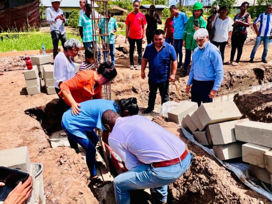 Eerste steen voor leerwerkplaatsen Matoekoe: ‘Samenbouwen aan een inclusieve toekomst’