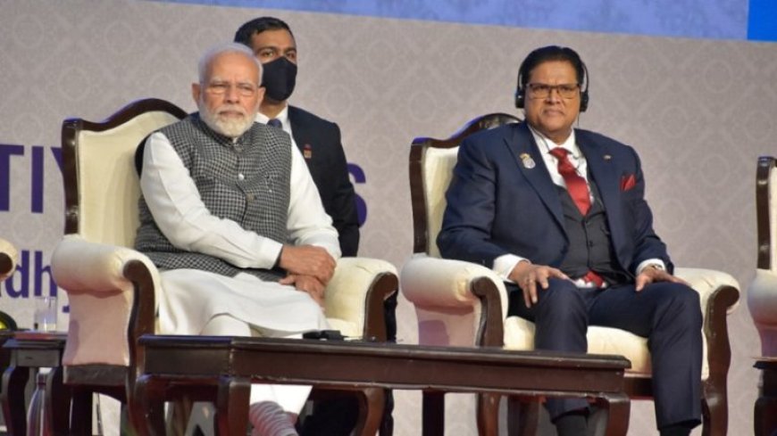 President Santokhi betuigt medeleven na dodelijke vliegtuigcrash in India