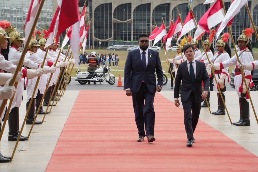 Guyanese president Ali arriveert voor Brazilië-Caribische Top 2025 in Brasilia