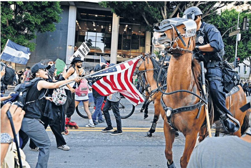 Politie te paard in botsing met demonstranten tijdens protest