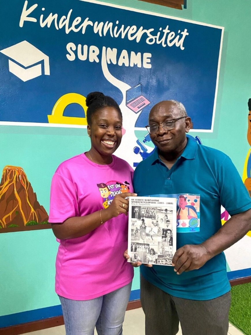 Stutgard overhandigt Sportencyclopedie aan Stichting Kinderuniversiteit