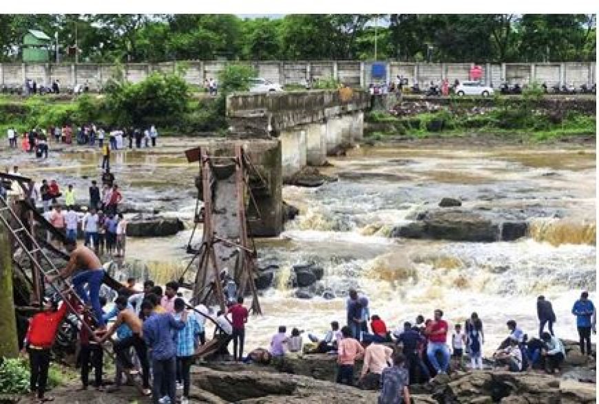 Brug stort in bij Pune: 4 doden, 20 vermist