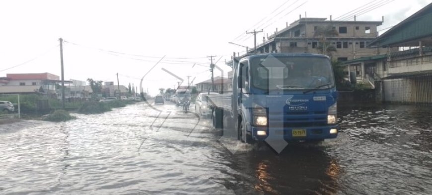 Wateroverlast veroorzaakt file Indira Gandhiweg