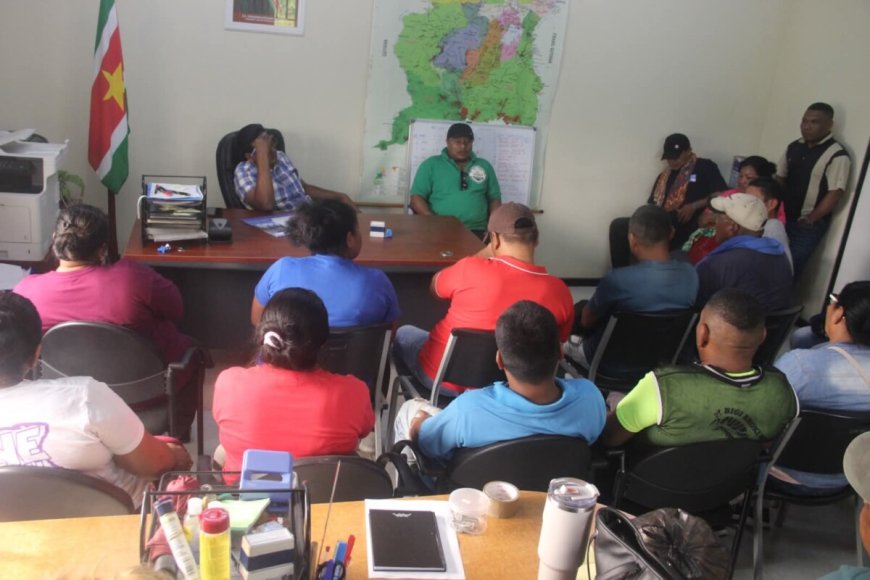 Bezorgde werknemers Greenheart Group zoeken hulp bij districtscommissaris van Kabalebo