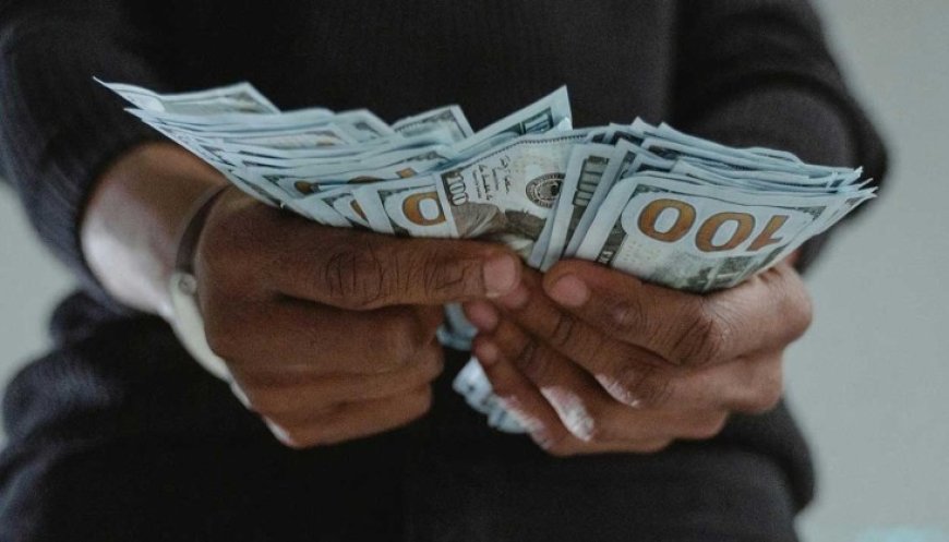 Man licht marktverkopers op met valse 100 US dollar-biljetten