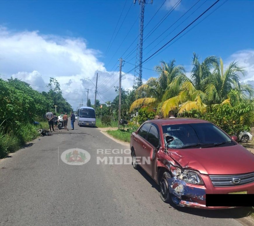 Bromfietser in botsing met auto bij inhaalmanoeuvre