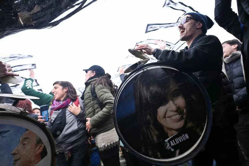 Kirchner begint straf, supporters massaal op straat