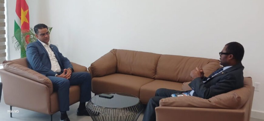 Minister Ramadhin en PAHO-vertegenwoordiger dr. Yafflo voeren overleg