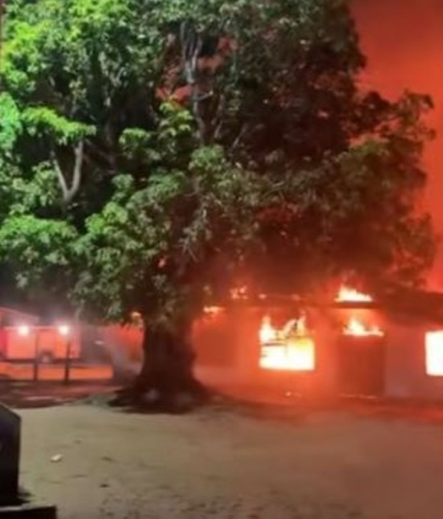 Brand legt Sosis-kantoor in de as