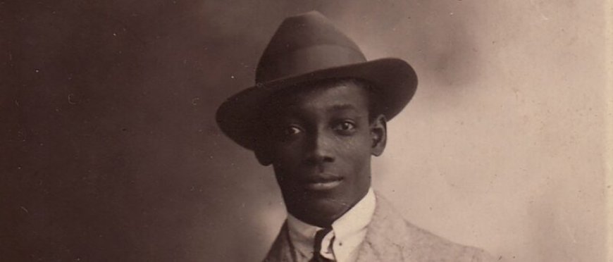 Sambo brengt met ‘Anton de Kom, mijn vader’ ode aan Surinaamse verzetsheld