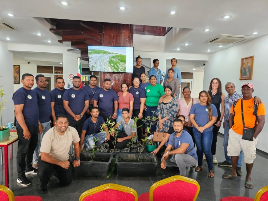 Mangrove-expert prof. Naipal verzorgt bewustwordingssessie in Nickerie