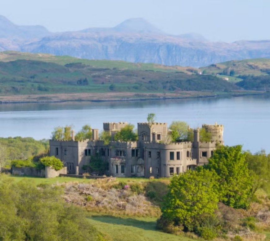 Opmerkelijk – Onbewoond eiland met kasteel en 1000 hectare ongerepte natuur te koop voor kust