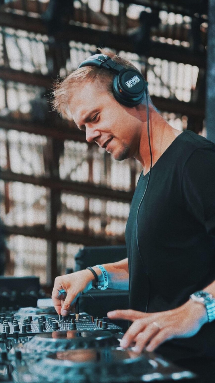 Armin van Buuren kon niet optreden door te veel drukte