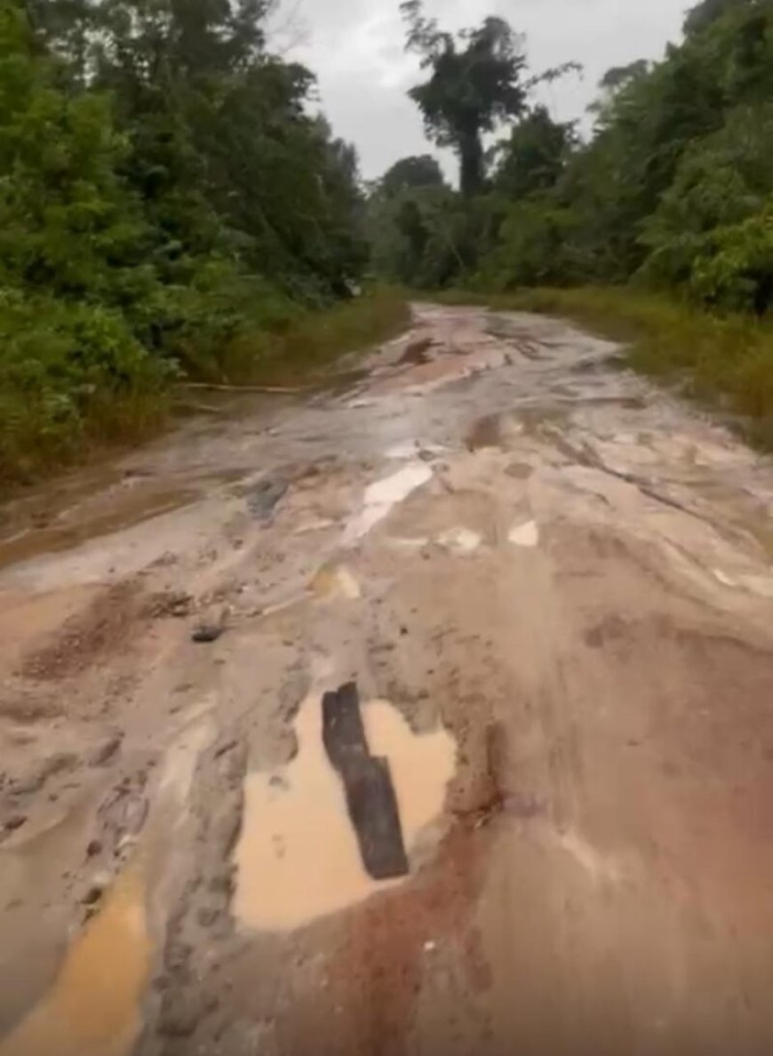 Dorpsgemeenschappen Bataliba-regio dreigen geïsoleerd te raken door slechte weg