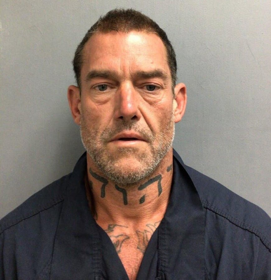 Opmerkelijk – Man in VS bekent kruisigen pastoor, en bleek nog 13 mensen op dodenlijst te heb