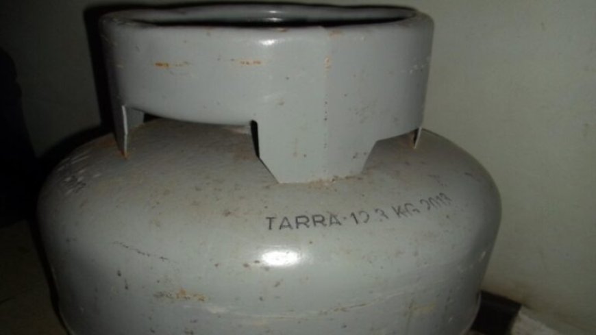 Explosie door lekkende gascilinder zet houten woning in lichterlaaie