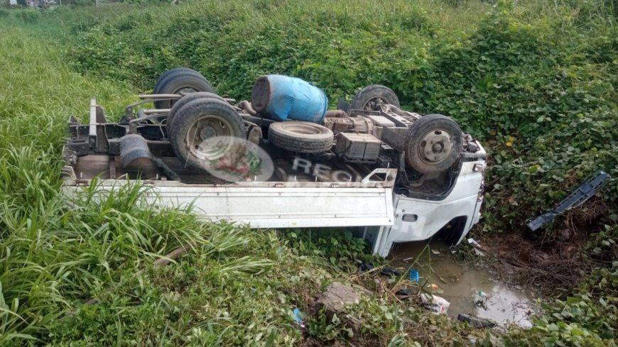 Vrachtwagen belandt in trens langs Kennedyweg bij Coropinabrug