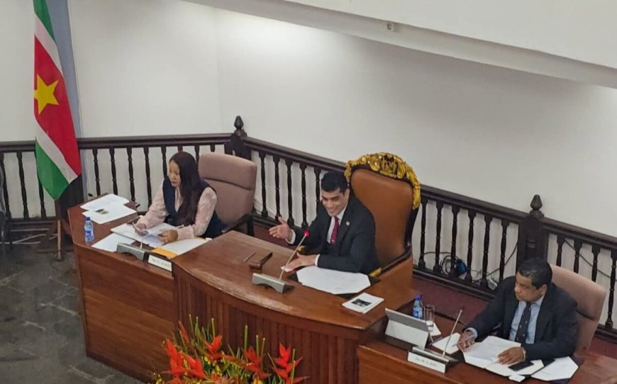 Ashwin Adhin neemt zitting als voorzitter van De Nationale Assemblee