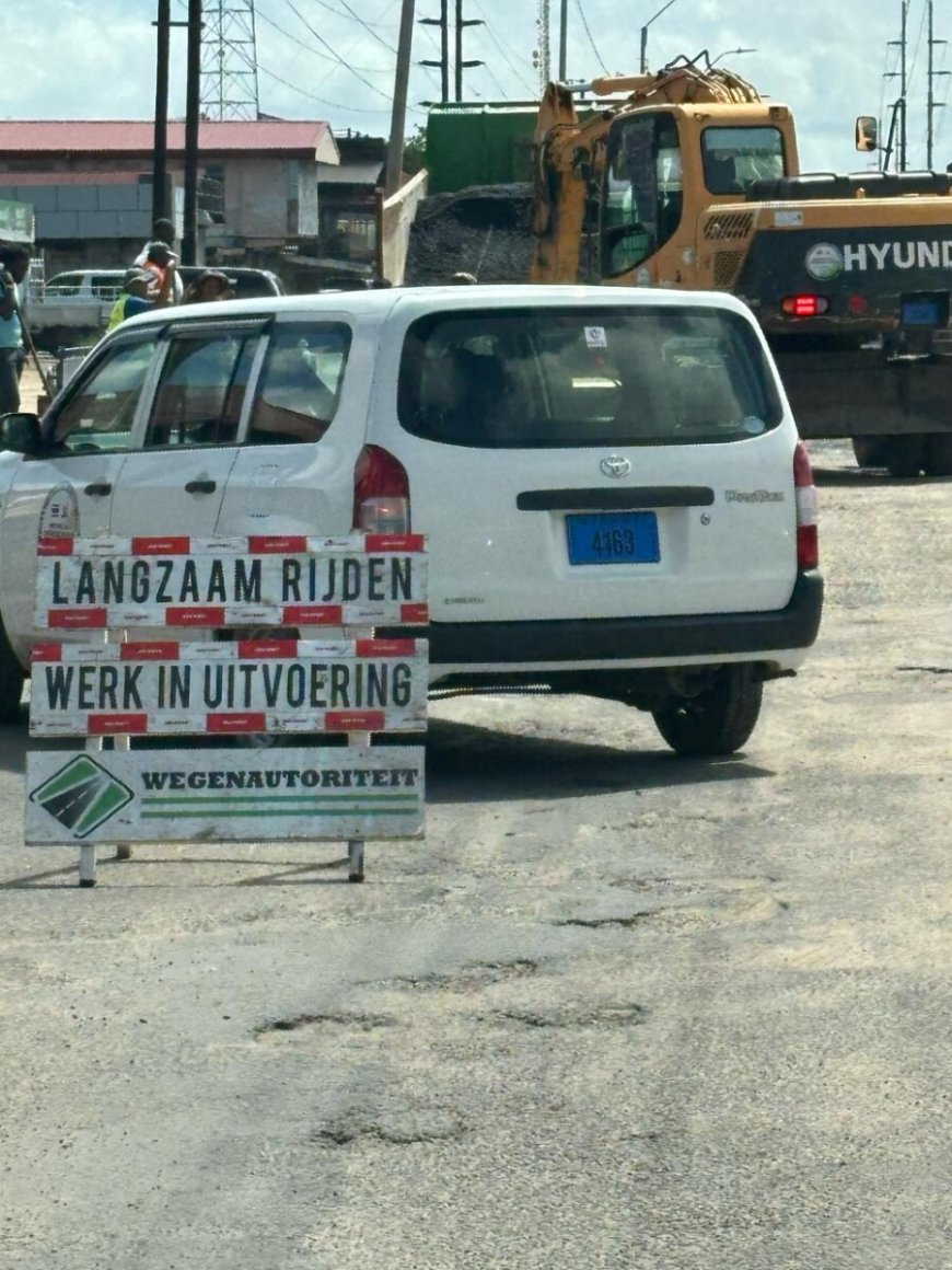 In plaats van spitsuur is het spitsdag op de weg door werkzaamheden Openbare Werken