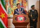 President Santokhi decoreert vertrekkend kabinet