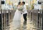 Liefde overwint het water: huwelijk in overstroomde kerk in de Filipijnen