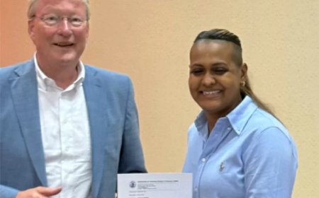 Eerste Surinamer behaalt prestigieuze Registercontroller-titel aan AdeKUS