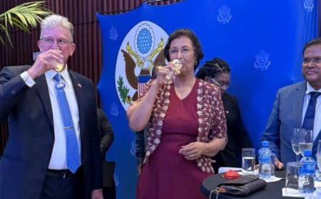 Vertrekkende en aankomende president samen op onafhankelijkheidsviering Amerikaanse ambassade