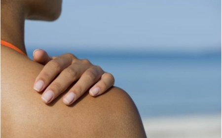 Bruin, maar niet onkwetsbaar: ook een gebruinde huid heeft zonbescherming nodig