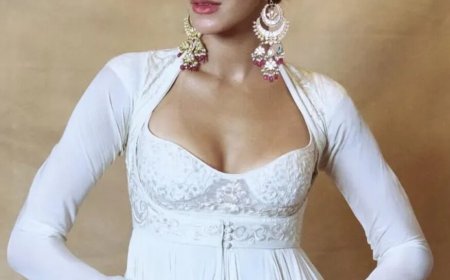 Ananya Panday straalt in zwierige anarkali van Rohit Bal, perfecte bruiloftsgast-look