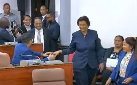 Jennifer Simons en Gregory Rusland formeer gekozen als president en vicepresident