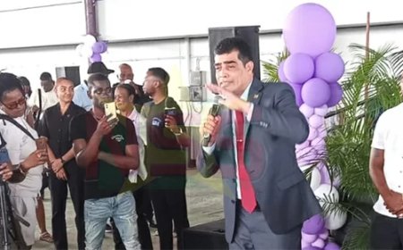 Adhin: Simons en Rusland krijgen volledige parlementaire steun