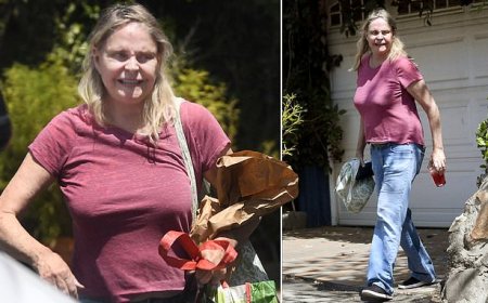 Iconische Bond-girl, 79, lijkt onherkenbaar tijdens zeldzame uitstap in LA… raad je wie het i