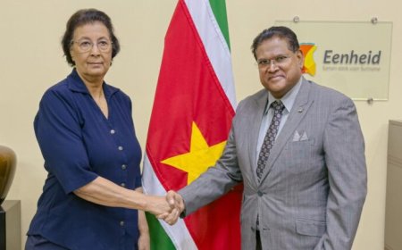 President Santokhi bespreekt machtsoverdracht met president-elect Simons