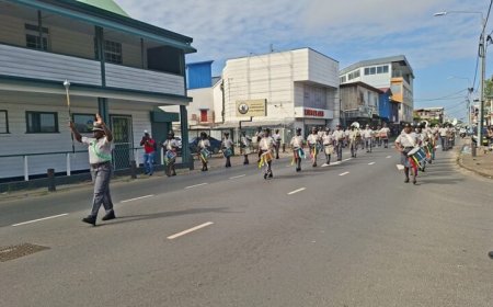 Vooroefening parade/defilé inauguratie president; verkeer wordt omgeleid