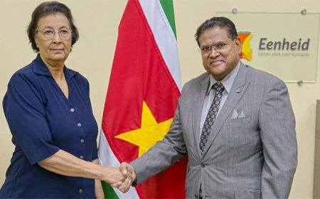 Santokhi en Simons voeren overleg over soepele machtsoverdracht