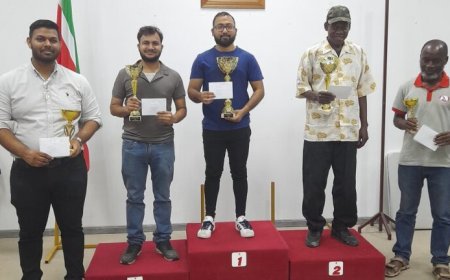 Niaaz Salarbaks winnaar Keti Koti-damtoernooi