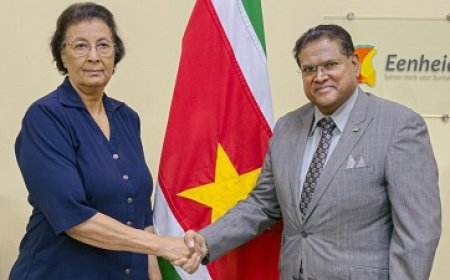 Santokhi presenteert vóór regeringsoverdracht financieel plaatje aan Simons