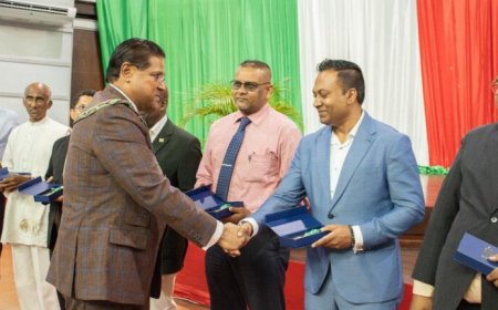 President Santokhi decoreert burgers voor uitzonderlijke inzet voor Suriname