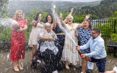 Vrouw richt loterijsyndicaat op via Facebook – nu £3,6 miljoen gewonnen