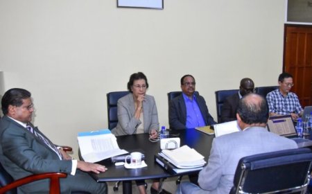 President Santokhi en president-elect Simons overleggen over machtsoverdracht