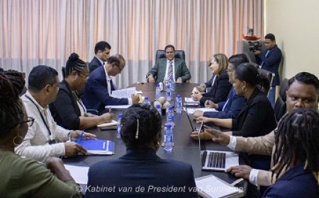 Santokhi vraagt Adhin belangrijke wetten te bekijken en te behandelen