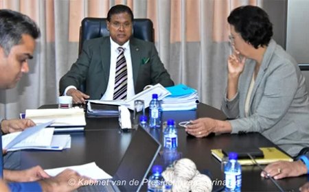 Santokhi, Simons en Adhin in overleg ordentelijke machtsoverdracht