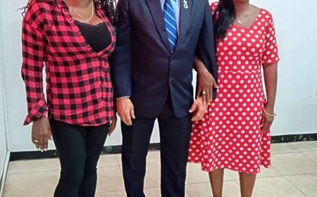 Personeel SAO zwaait AWJ-minister Mac Andrew uit