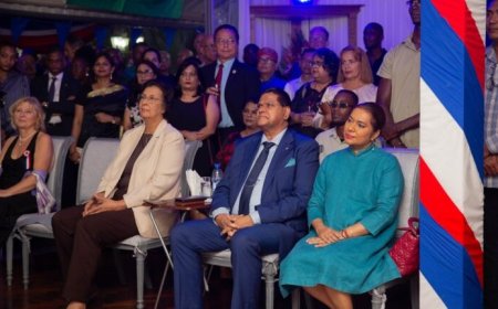 President, first lady en president‑elect wonen Bastille‑dag bij in Paramaribo