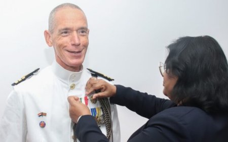 Nederlandse Defensieattaché ontvangt medaille voor speciale verdiensten