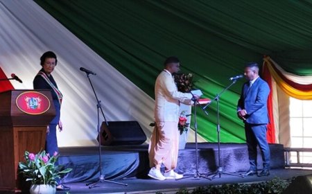 President Simons beëdigt ministers