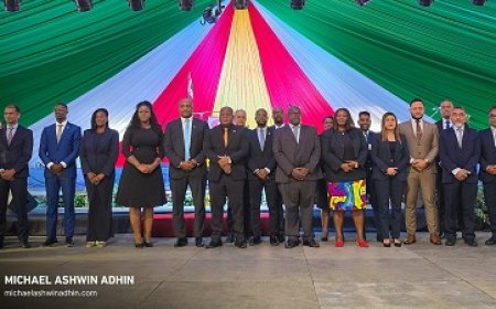 Ministersteam geïnstalleerd; Simons wenst hen sterkte toe