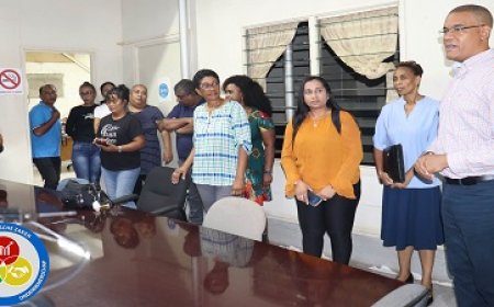 Minister Baasaron brengt kennismakingsbezoek aan dependances EZ