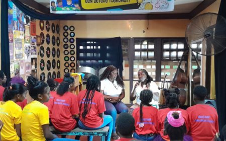 Pupillen kindertehuizen leren financiële vaardigheden via podiumkunst