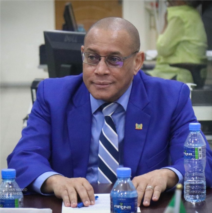 AW&J-minister Mac Andrew over hoge bedragen voor vaktrainingen bij SAO